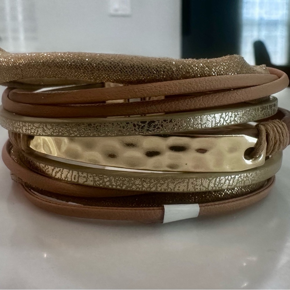 🔥NWT Elegant Gold and Brown Women's Bracelet